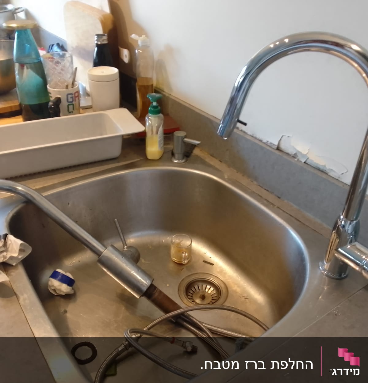 כיור מטבח עם ברז מפורק וכלי עבודה